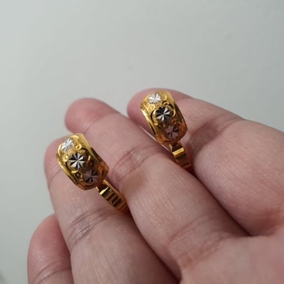 Two toned gold earring (yellow and white) - Picture 10 of 10